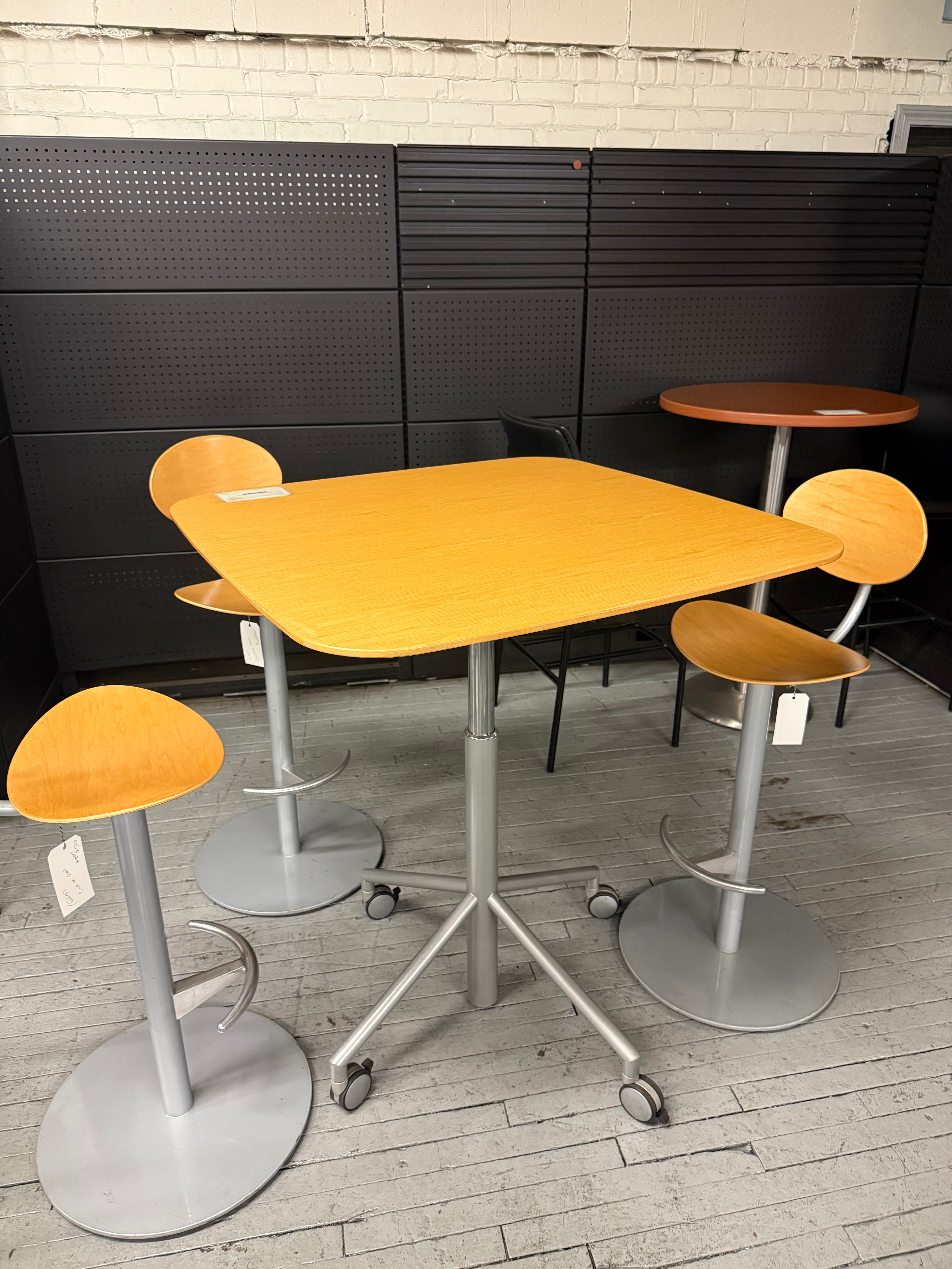 Knoll Height-Adjustable Square Table - Y33