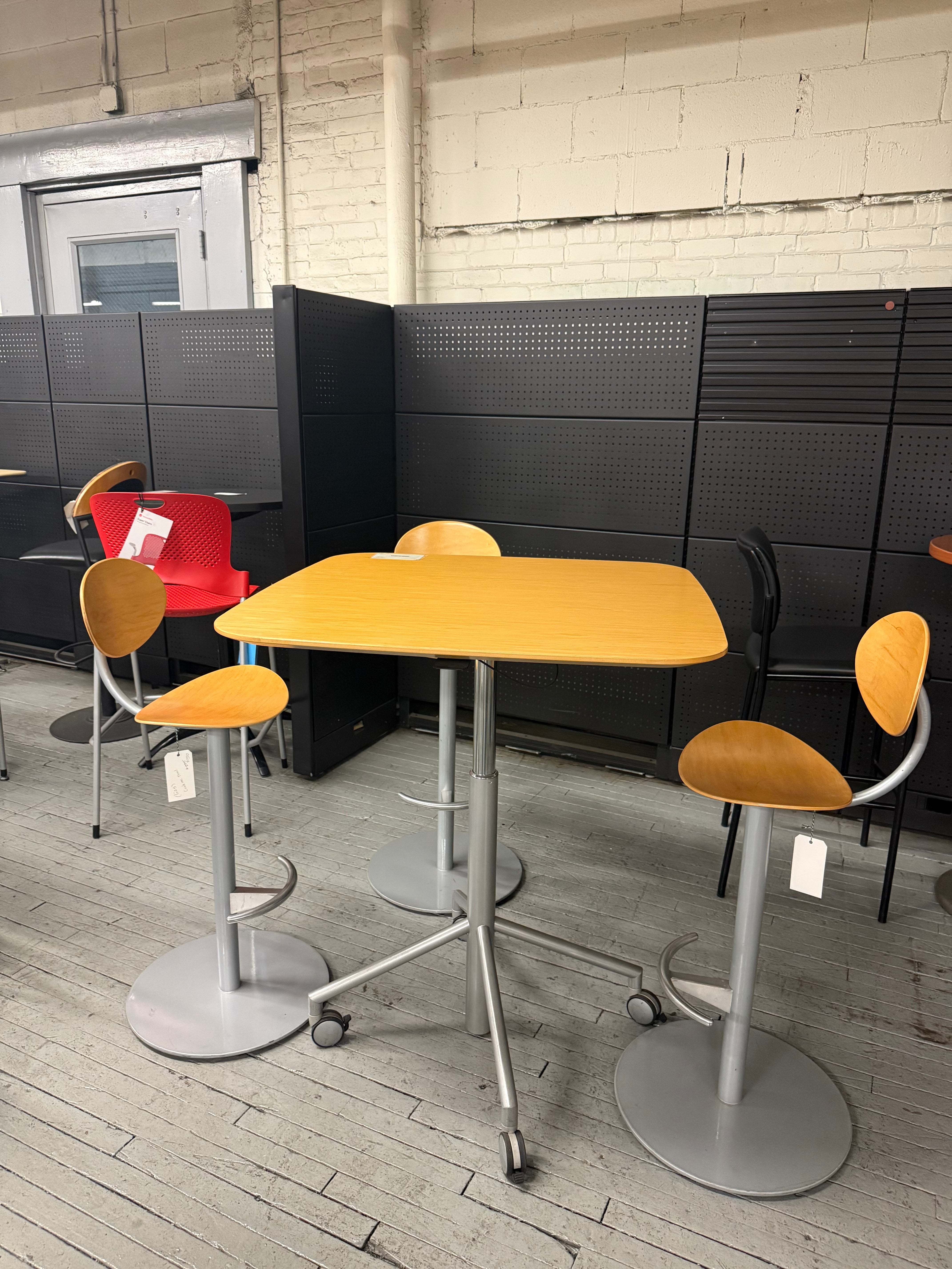 Knoll Height-Adjustable Square Table - Y33