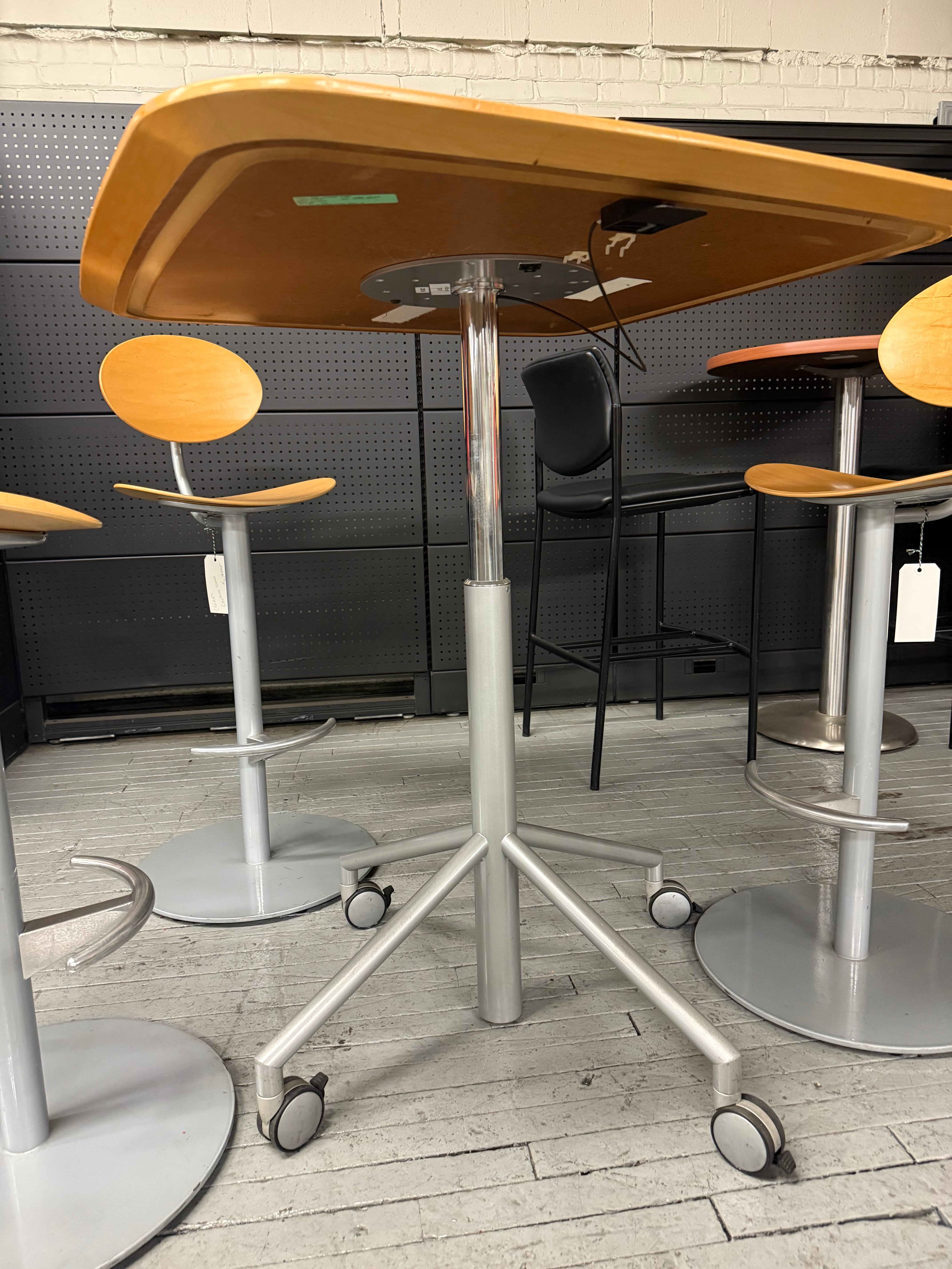 Knoll Height-Adjustable Square Table - Y33