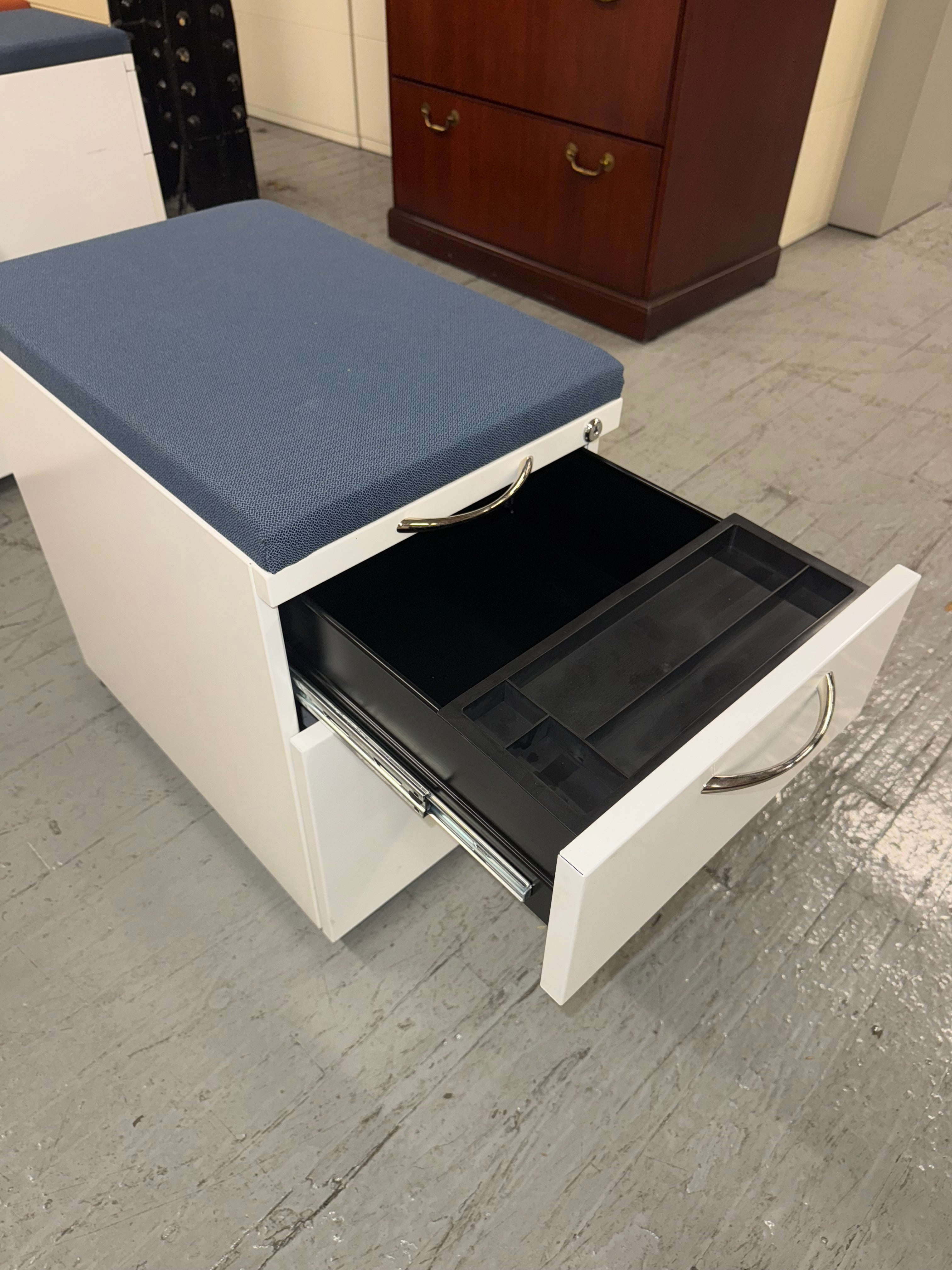 Mobile Pedestal -U31