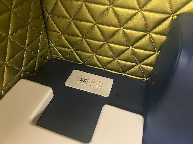 the outlet on the office lounge chair​