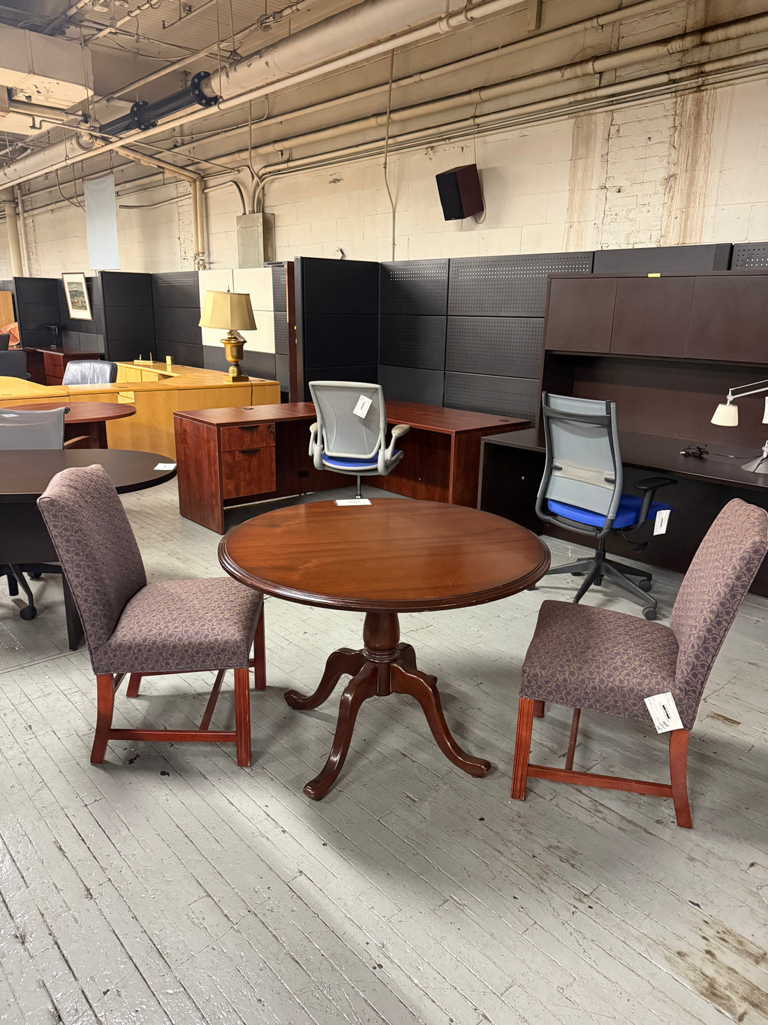 Circular Office Table – Cherry Veneer for Timeless Style
